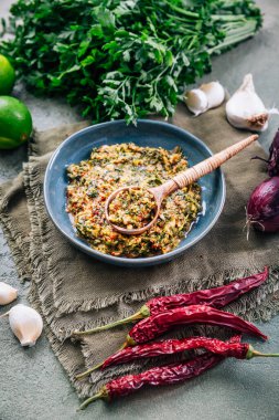 Ev yapımı chimichurri macunu, içinde malzemeler var.