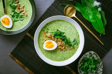 Yabani sarımsak çorbası, ayı pırasa çorbası (ramson çorbası) ve haşlanmış yumurta.