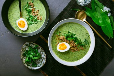 Yabani sarımsak çorbası, ayı pırasa çorbası (ramson çorbası) ve haşlanmış yumurta.