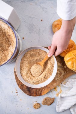 Ev yapımı panko ve ekmek kırıntıları yapmak, sıfır atık kavramı.