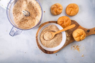 Ev yapımı panko ve ekmek kırıntıları yapmak, sıfır atık kavramı.