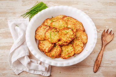 Büyük bir kasede soğanlı patates gözlemesi.