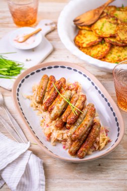 Nuremberg, lahana turşulu ve kızarmış patatesli gözlemeli küçük sosisleri ızgara yaptı.