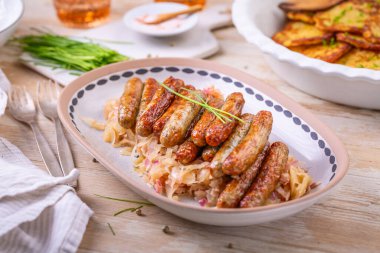 Nuremberg, lahana turşulu ve kızarmış patatesli gözlemeli küçük sosisleri ızgara yaptı.