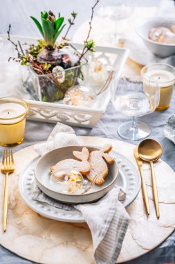 Yemek odasında Paskalya kutlaması için güzel bir masa.