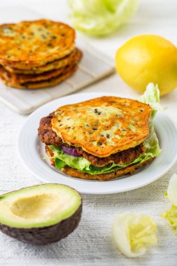 Ev yapımı avokado ekmeği, glutenfree köfte, marul, soğan ve krem peynirli ekmek.