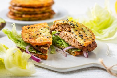 Ev yapımı avokado ekmeği, glutenfree köfte, marul, soğan ve krem peynirli ekmek.
