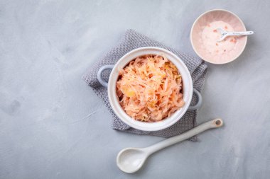 Mayalanmış lahana veya tuzlu bir tencerede lahana turşusu.