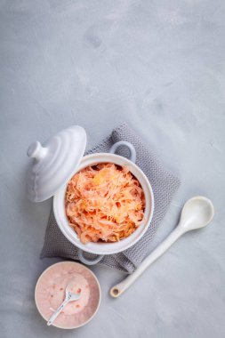 Mayalanmış lahana veya tuzlu bir tencerede lahana turşusu.