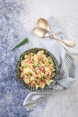 Kırmızı soğanlı ve soğanlı soğuk karnabahar salatası