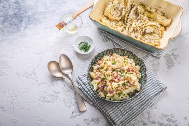 Kırmızı soğanlı soğuk karnabahar salatası, fırında rezeneli soğan.