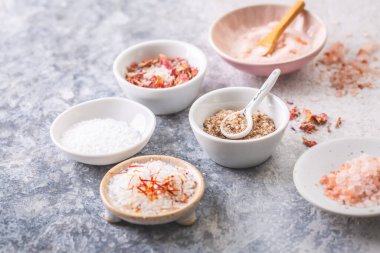 Tuz, deniz, Himalaya, safran, çiçek tomurcukları ve limon tuzu çeşitleri.