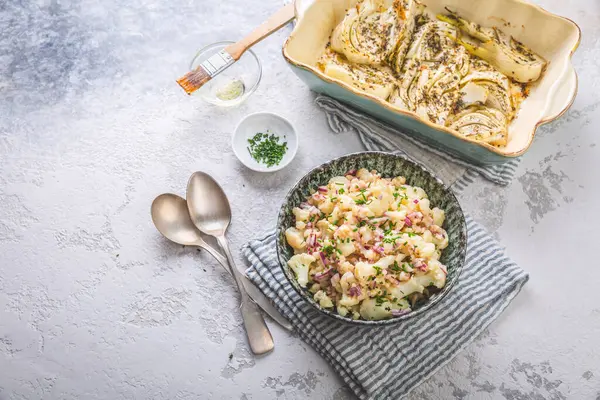 Kırmızı soğanlı soğuk karnabahar salatası, fırında rezeneli soğan.