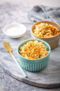 Ev yapımı ton balığı ve yumurta süzme peynir ve soğanlı.