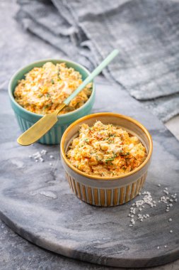 Ev yapımı ton balığı ve yumurta süzme peynir ve soğanlı.