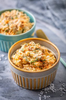 Ev yapımı ton balığı ve yumurta süzme peynir ve soğanlı.