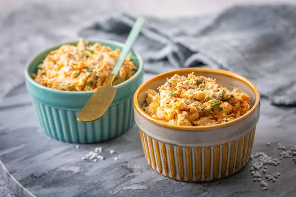 Ev yapımı ton balığı ve yumurta süzme peynir ve soğanlı.