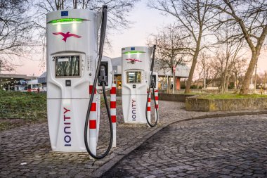  Alman otobanı, otobanındaki dinlenme alanındaki yalnızlık şarj istasyonları