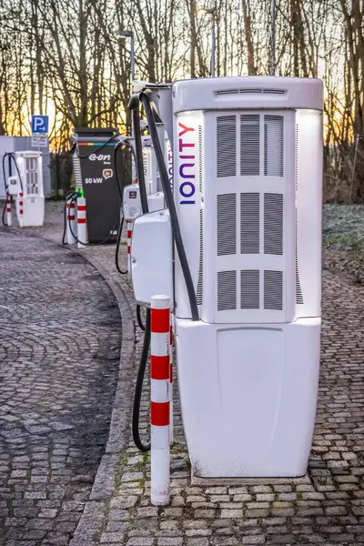  Alman otobanı, otobanındaki dinlenme alanındaki yalnızlık şarj istasyonları