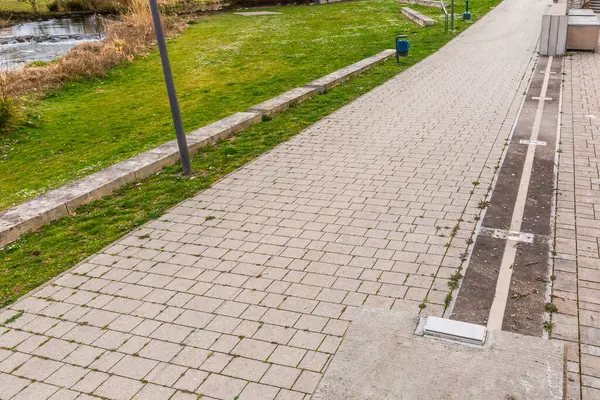 Şehirde modern sel bariyeri aç, sel kapıları şehri sele karşı koru.