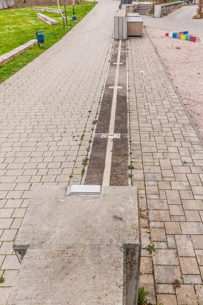 Şehirde modern sel bariyeri aç, sel kapıları şehri sele karşı koru.