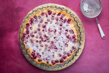 Geleneksel vişneli Fransız turtası. 