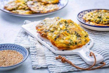 Akdeniz Ispanağı ve Feta Cipsleri. Lezzetli kreplere alternatif olarak glütensiz.