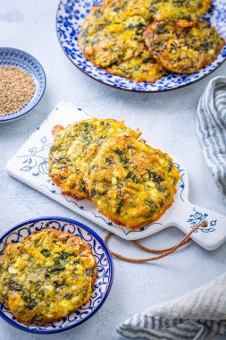 Akdeniz Ispanağı ve Feta Cipsleri. Lezzetli kreplere alternatif olarak glütensiz.