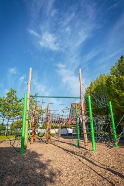 Güneşli bir günde boş oyun parkı Tahtadan yapılmış oyun teçhizatlarıyla
