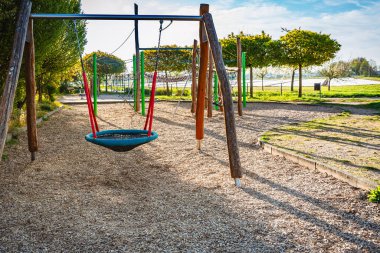 Güneşli bir günde boş oyun parkı Tahtadan yapılmış oyun teçhizatlarıyla