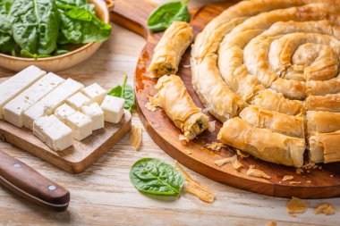 Spanakopita, Yunan usulü, ıspanaklı ve peynirli börek.