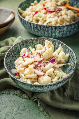 Turplu, soğanlı ve soğanlı soğuk karnabahar salatası.