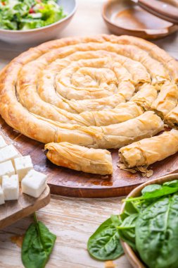 Spanakopita, Yunan usulü, ıspanaklı ve peynirli börek.