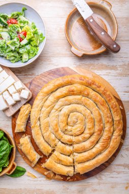 Spanakopita, Yunan usulü, ıspanaklı ve peynirli börek.