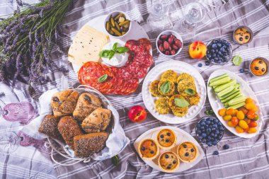 Piknik, mezeler, peynir ve et tabağı, tatlı ve lezzetli kekler ve meyveler.
