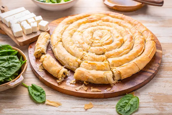 Spanakopita, Yunan usulü, ıspanaklı ve peynirli börek.