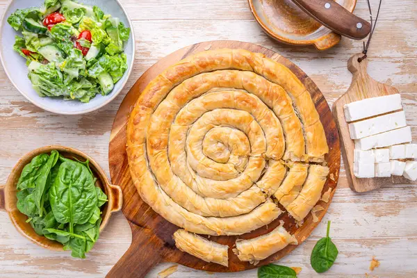 Spanakopita, Yunan usulü, ıspanaklı ve peynirli börek.