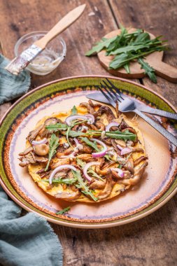 Mantar, soğan ve roka soslu vejetaryen fritatta.