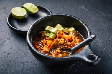 Tavuk, karides ve avokadoyla baharatlı köri çorbası.