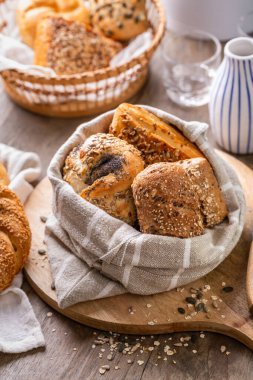 Tuzlu, tereyağlı ve tohumlu çeşitli ekmek, rulo ve fırın ürünleri