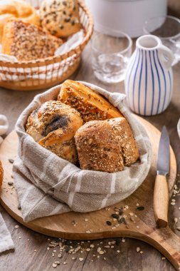 Tuzlu, tereyağlı ve tohumlu çeşitli ekmek, rulo ve fırın ürünleri