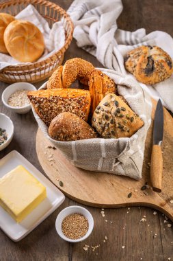 Tuzlu, tereyağlı ve tohumlu çeşitli ekmek, rulo ve fırın ürünleri