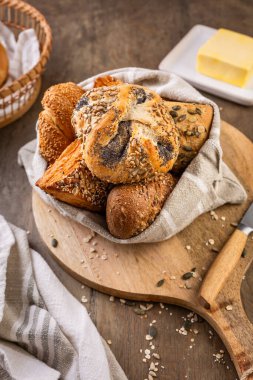 Tuzlu, tereyağlı ve tohumlu çeşitli ekmek, rulo ve fırın ürünleri