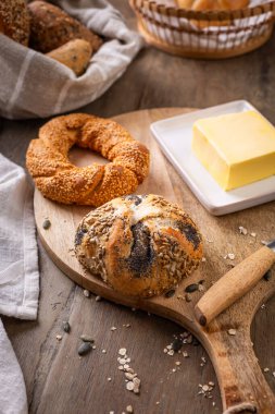 Tuzlu, tereyağlı ve tohumlu çeşitli ekmek, rulo ve fırın ürünleri
