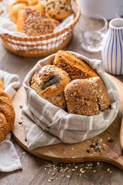 Tuzlu, tereyağlı ve tohumlu çeşitli ekmek, rulo ve fırın ürünleri