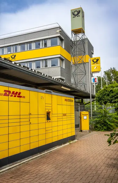 Ludwigshafen, Almanya - 29 Haziran 2024: Paket Logoları. DHL, yerel ofislerinde Deutsche Postbank ve Deutsche Post ile birlikte kurye, paket sağlayan bir Alman lojistik şirketi..