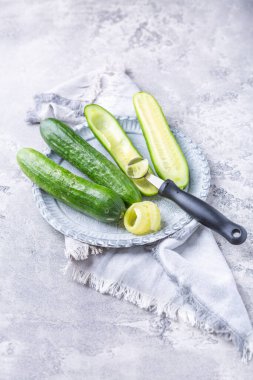 Salatalıktan tohum çıkarmak, dolmaya hazırlanmak.