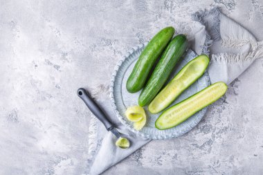 Salatalıktan tohum çıkarmak, dolmaya hazırlanmak.