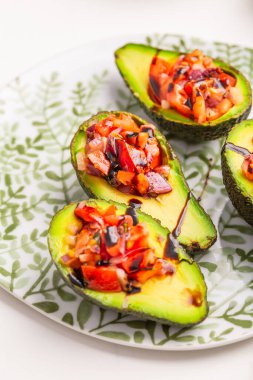 Vejetaryen aperatifleri, bruschetta ve balsamico vinaigrette ile dolu avokadolar. 