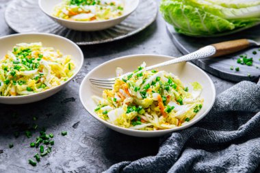 Havuçlu ve yeşil soğanlı Çin lahana salatası.